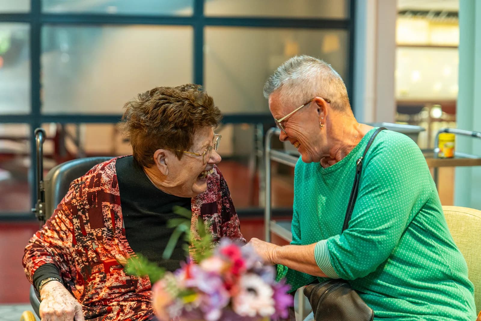 Een oudere met een kleurrijke rollater