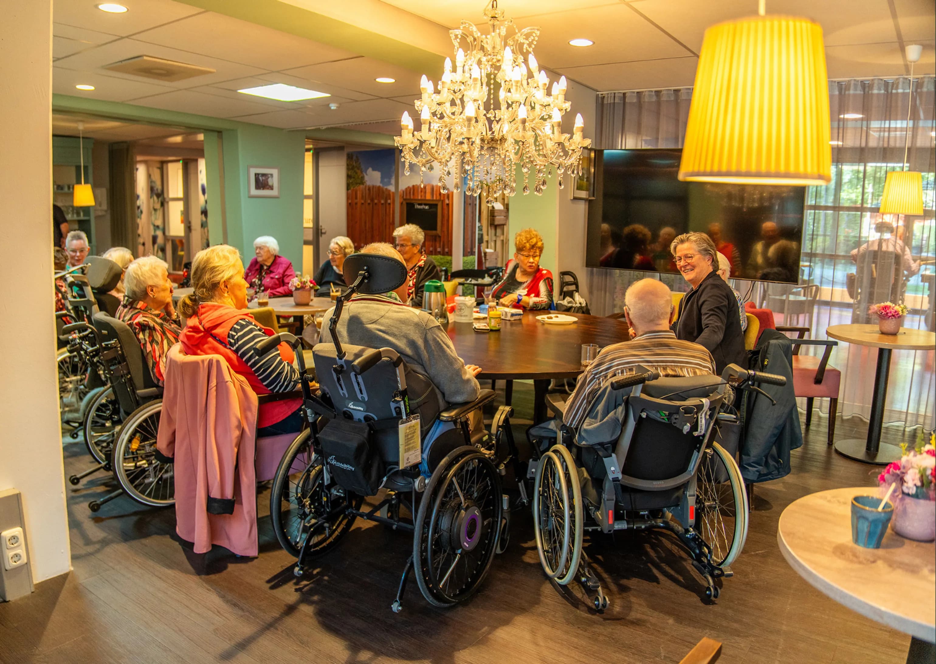 Mensen aan tafel bij locatie Peppelrode
