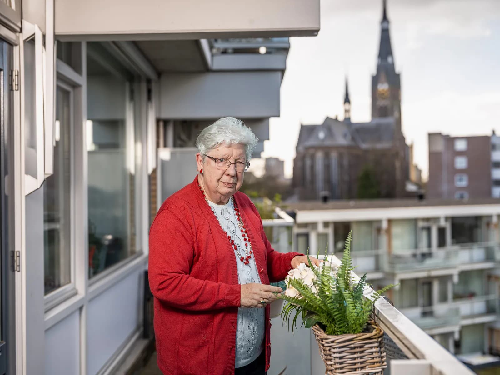 Joke op haar balkon