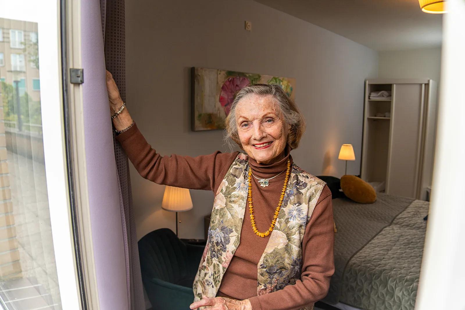 Een ouderen is een spelletje aan het spelen