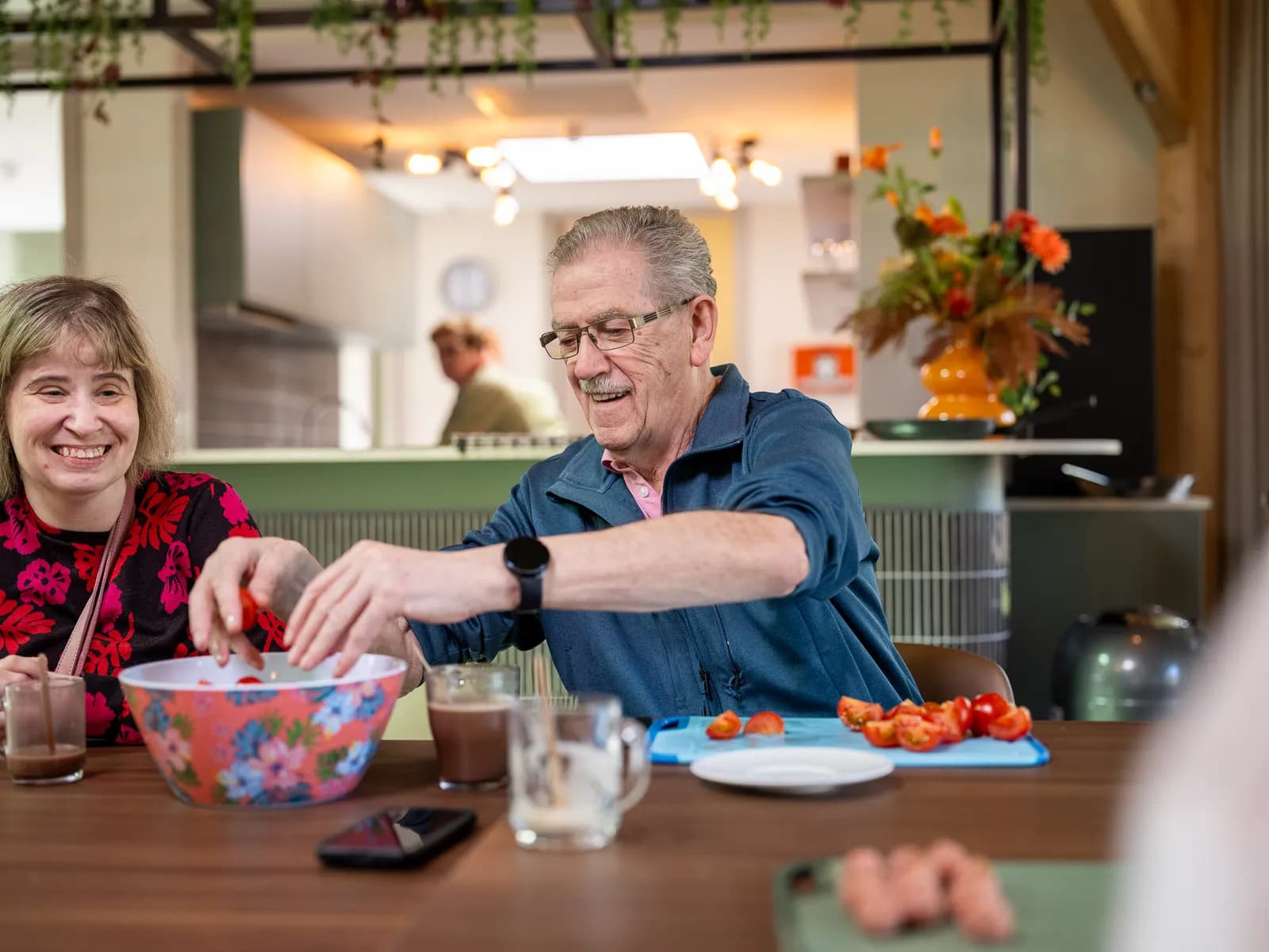 Jack is tomaten aan het snijden