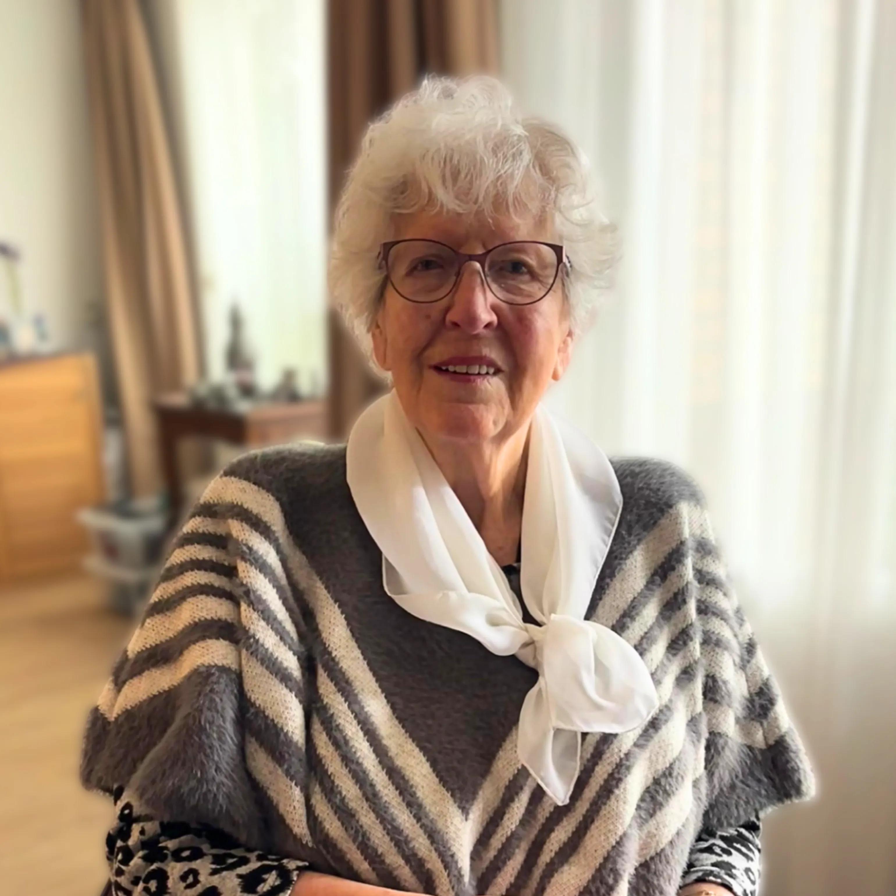 Mevrouw Zoethout in haar appartement