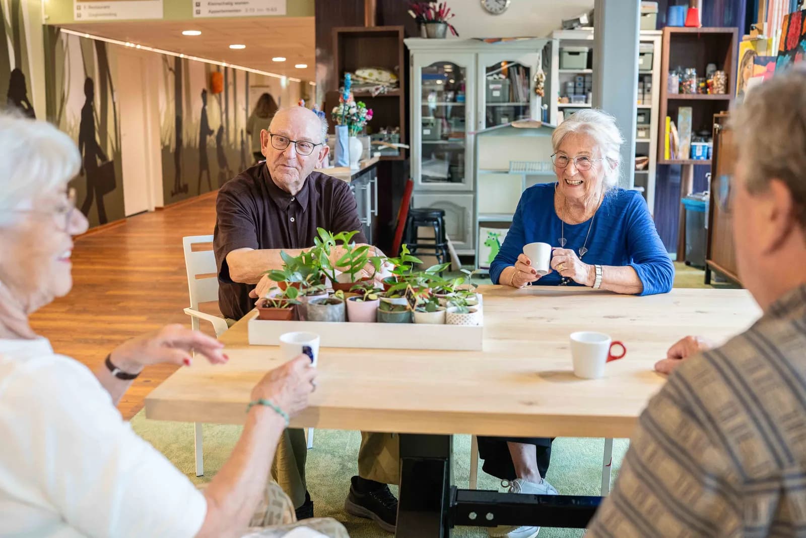 Meneer van den Braak in gemeenschappelijke ruimte