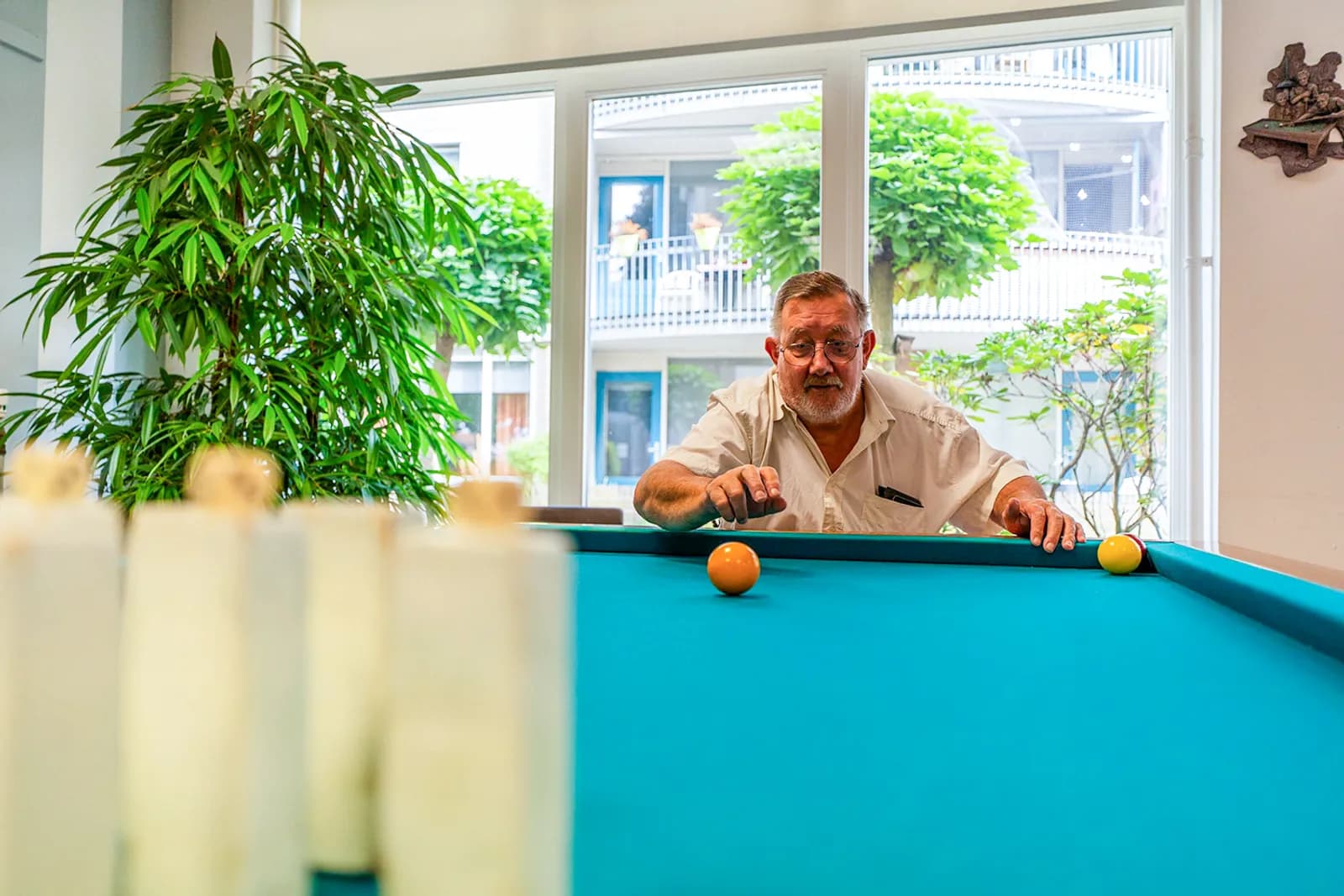 Een medewerker van Vitalis met een oudere