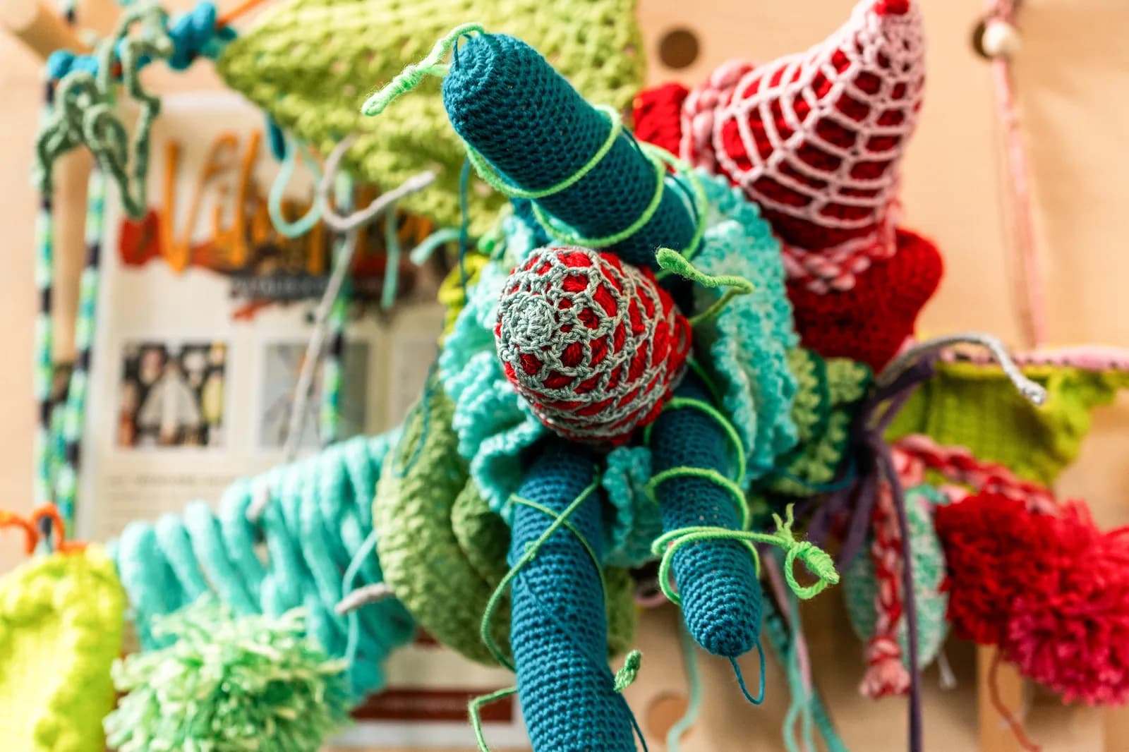 vier ouderen aan het lunchen