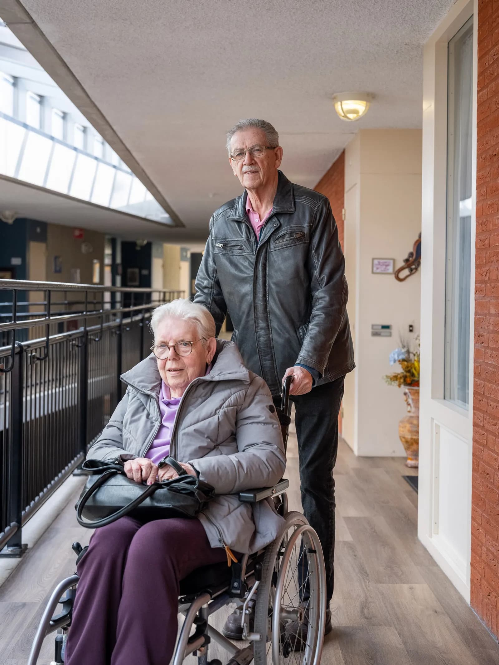 Jack en Anja buiten bij hun appartement