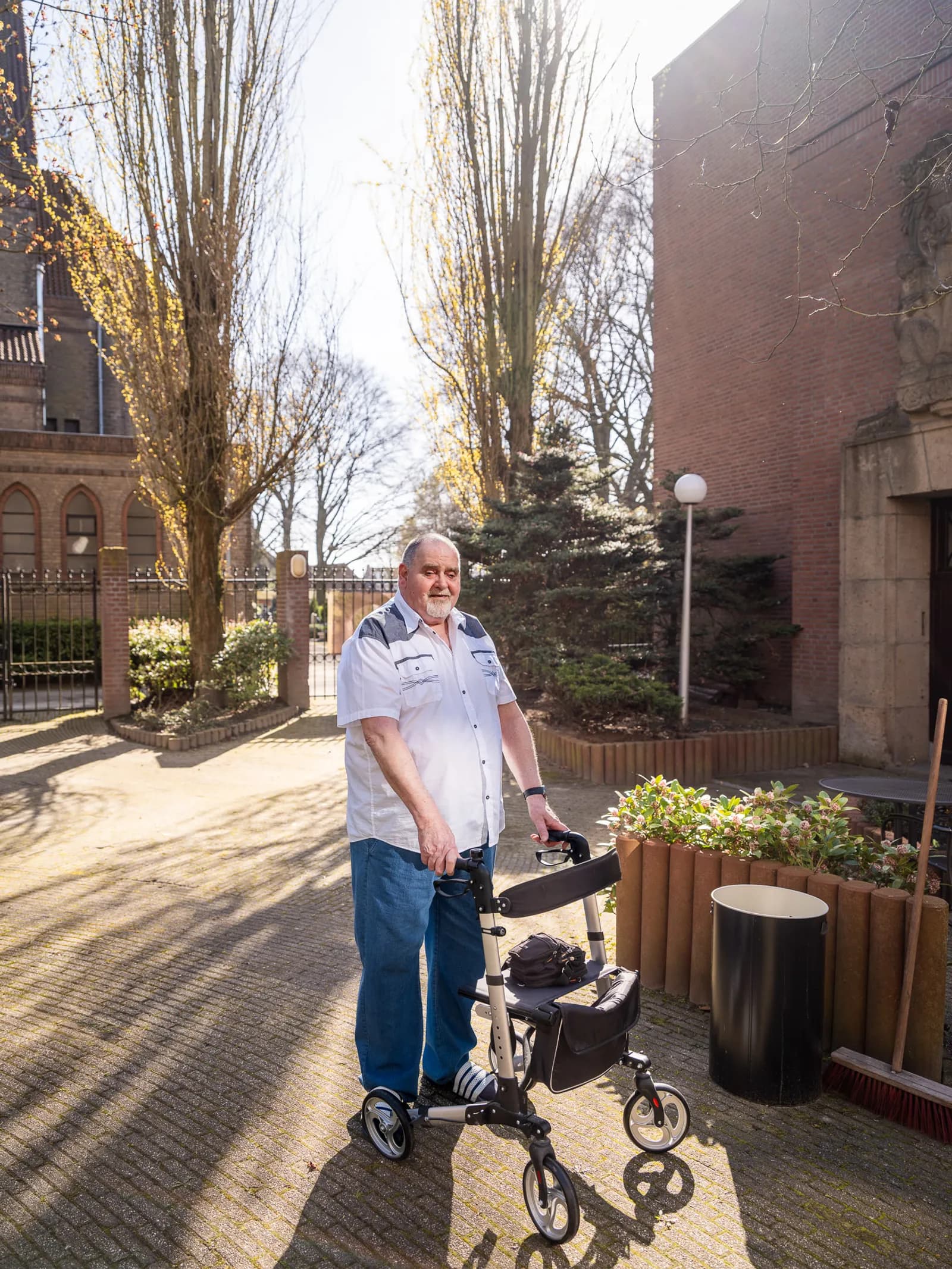 Frans met zijn rollator in de binnentuin