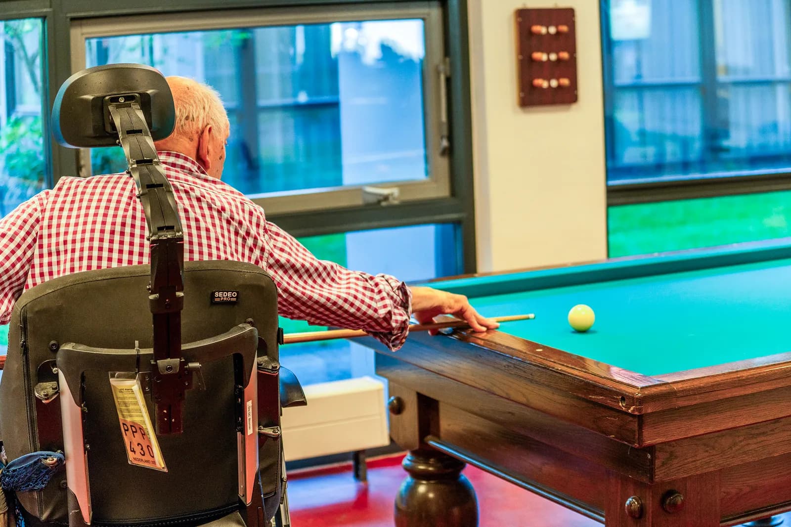 Drie ouderen op de bank