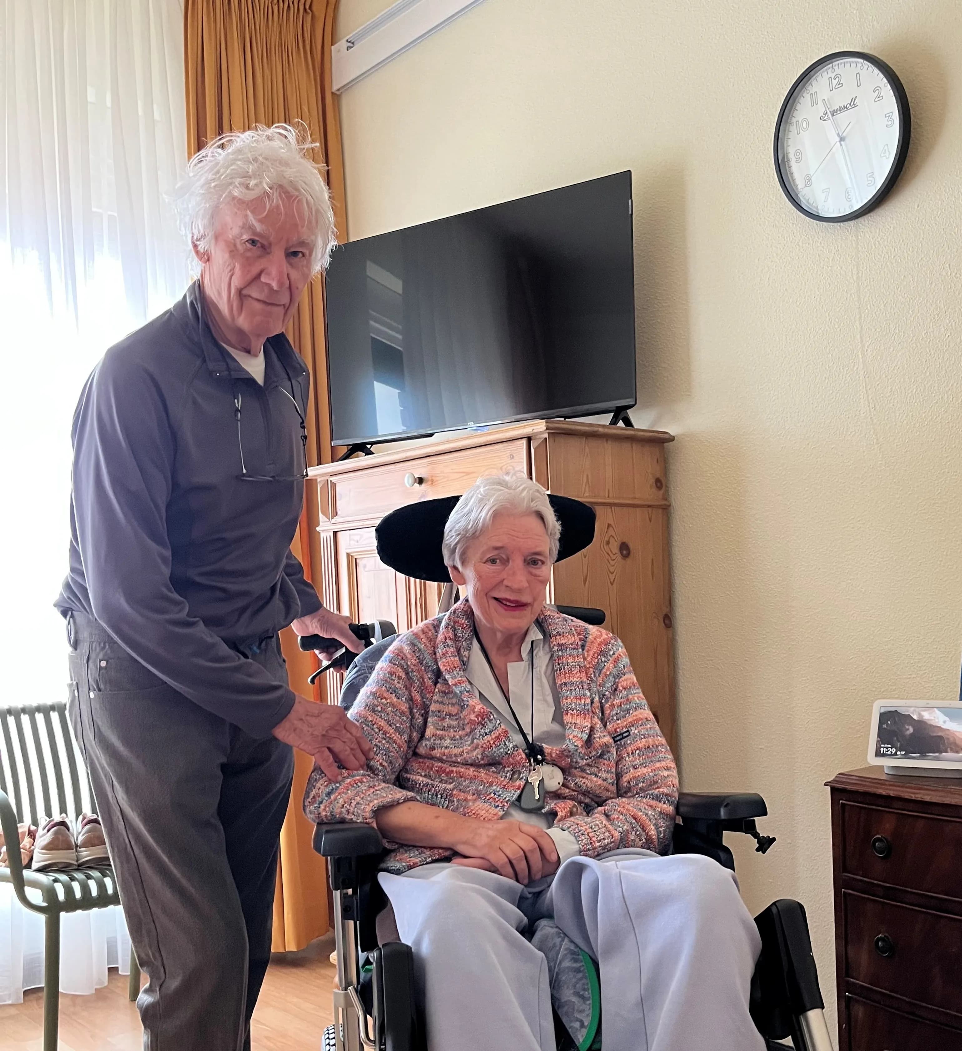 Maria en Wil van Neerven met Google Nest