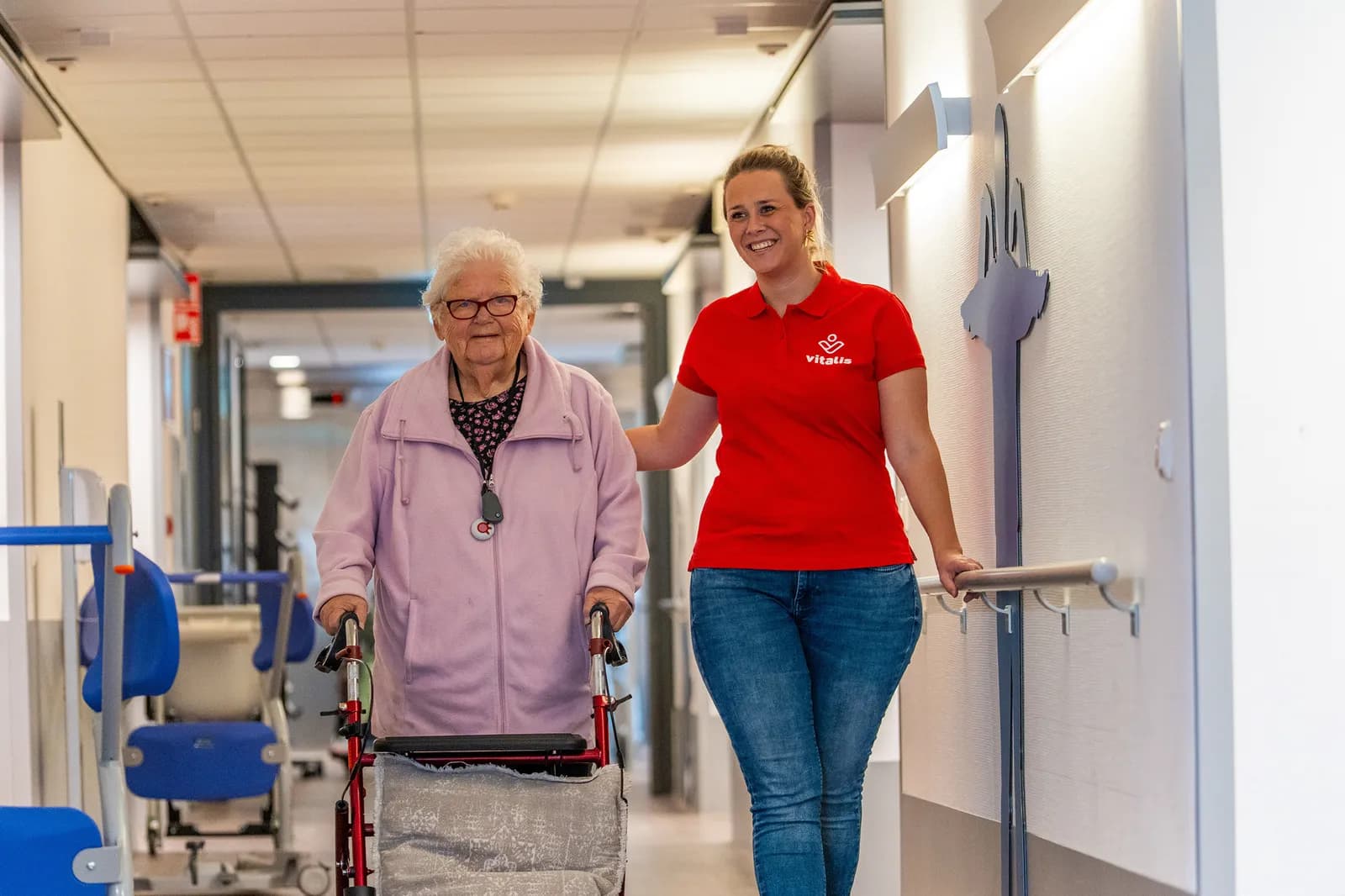 Oudere met zorgverlener op revalidatieafdeling