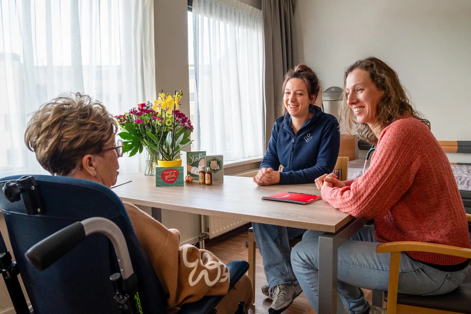 2 ouderen en medewerker