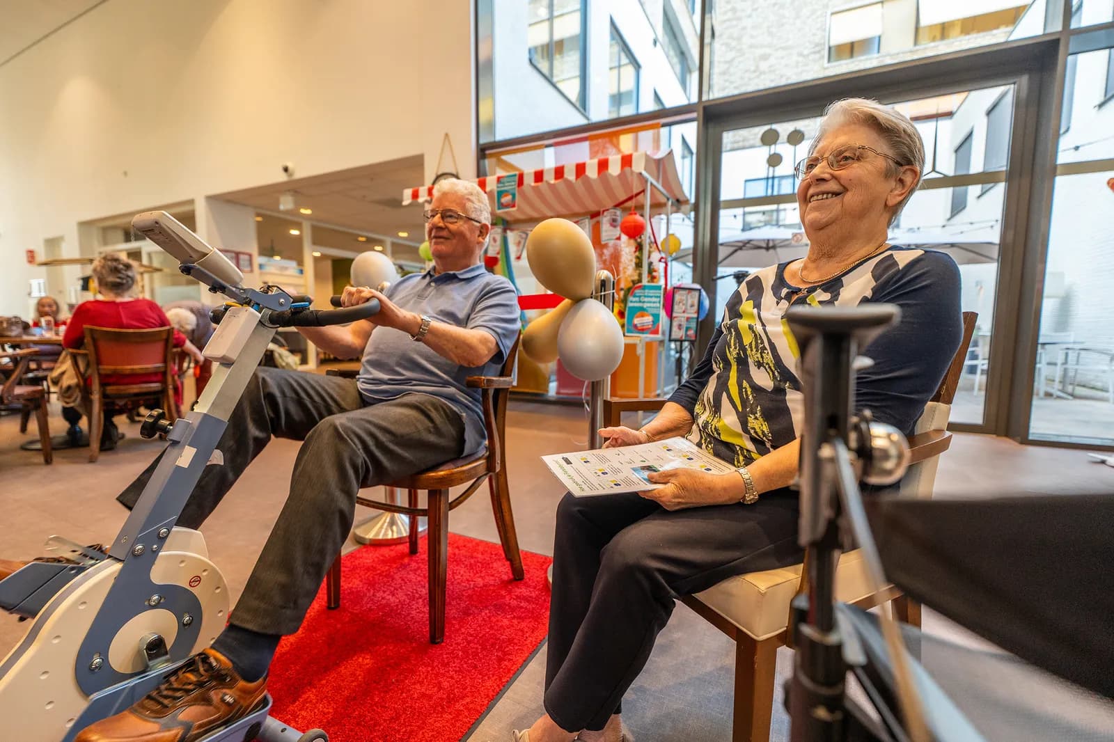 een vrijwilligercoordinator en oudere op de fiets