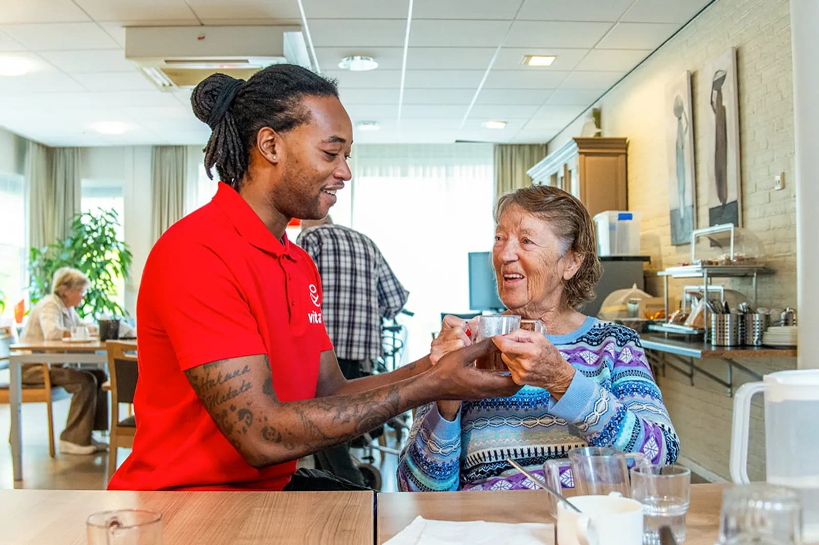 vier ouderen aan tafel aan het eten