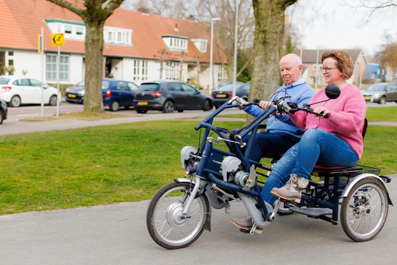 een vrijwilligercoordinator en oudere op de fiets