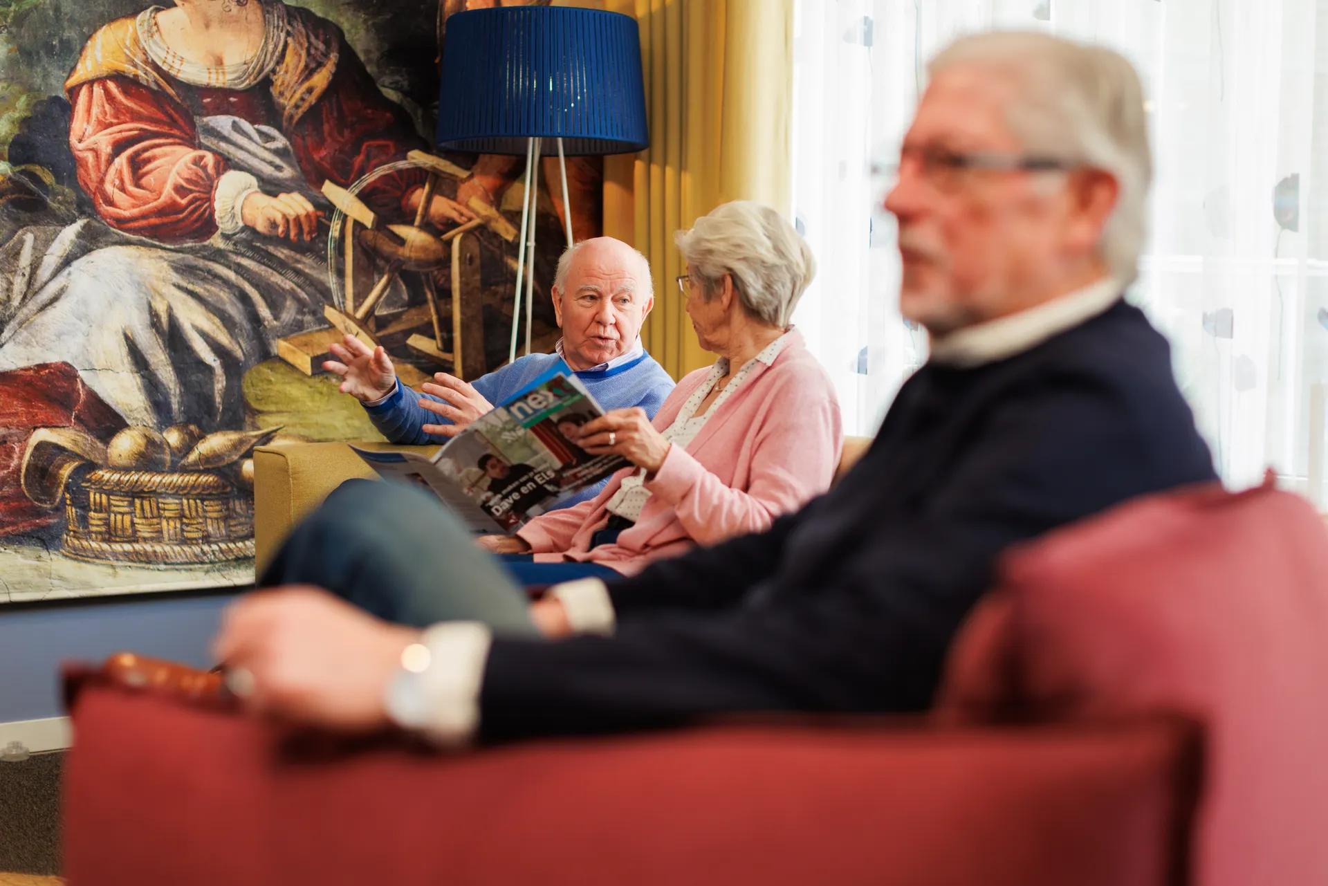 twee ouderen in gesprek bij SeniorenPunt
