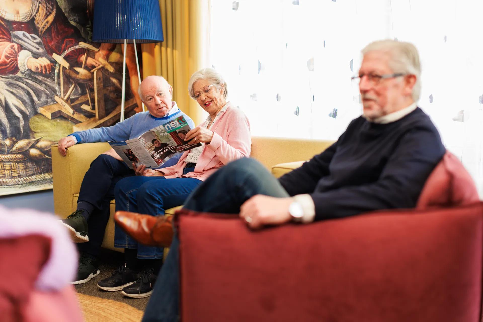 Drie ouderen op de bank