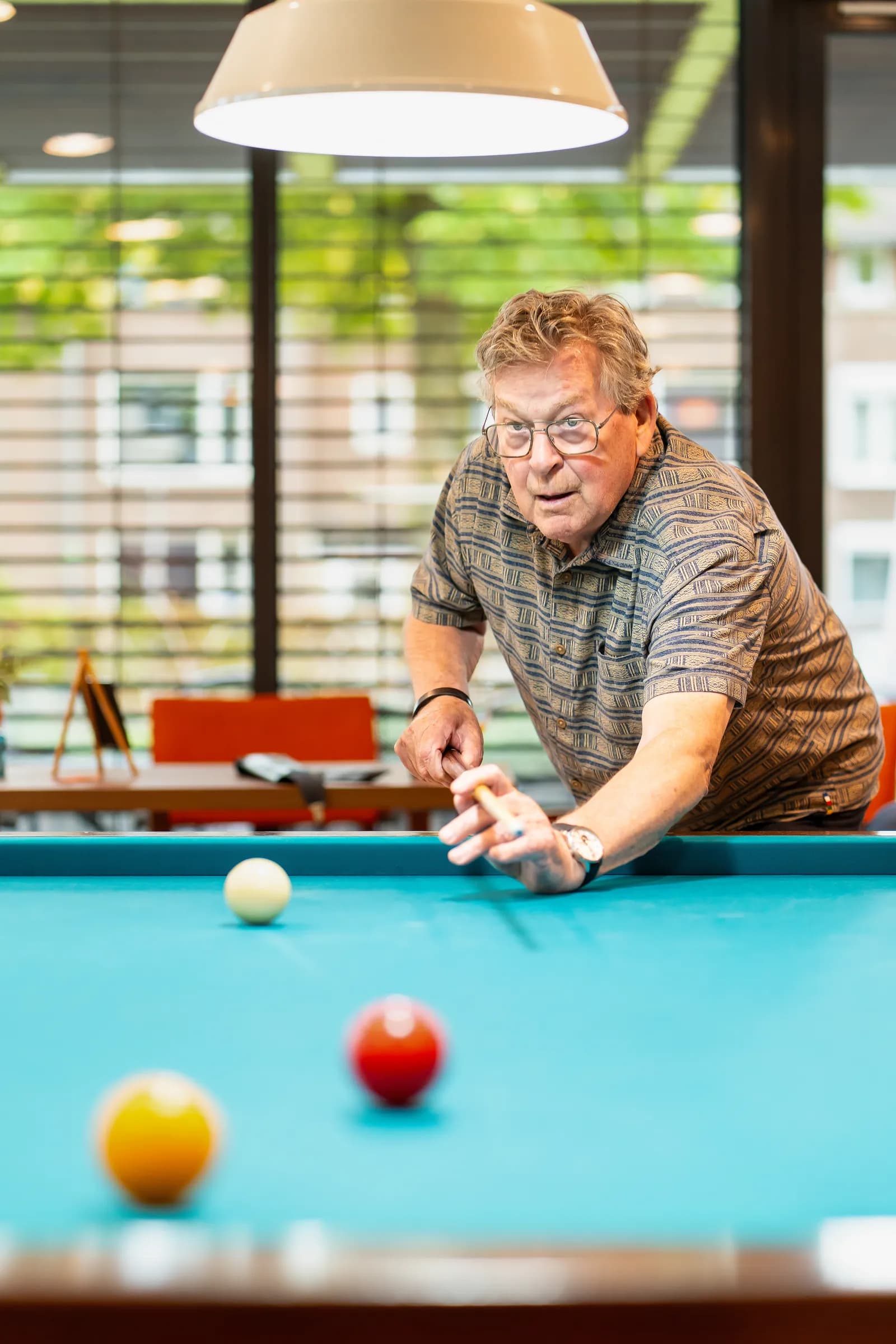 Meneer van den Braak aan het schilderen