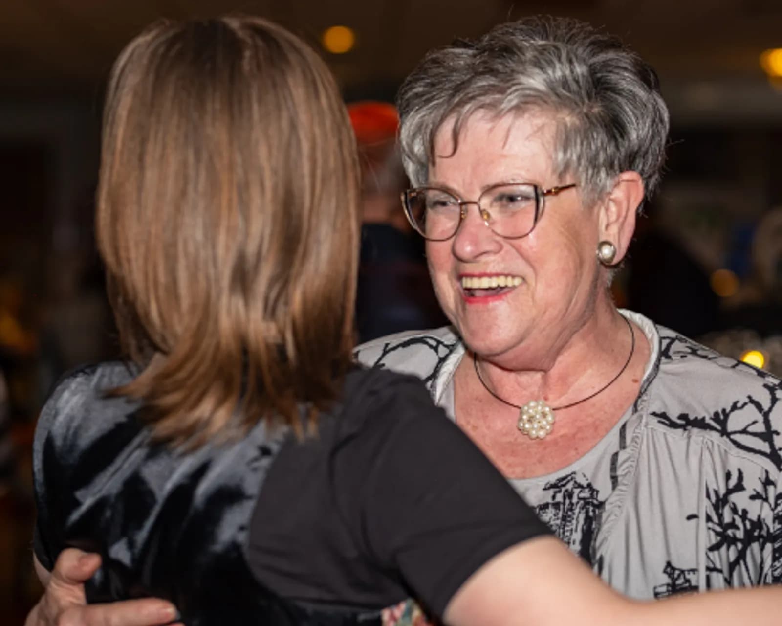 Student en oudere dansen samen
