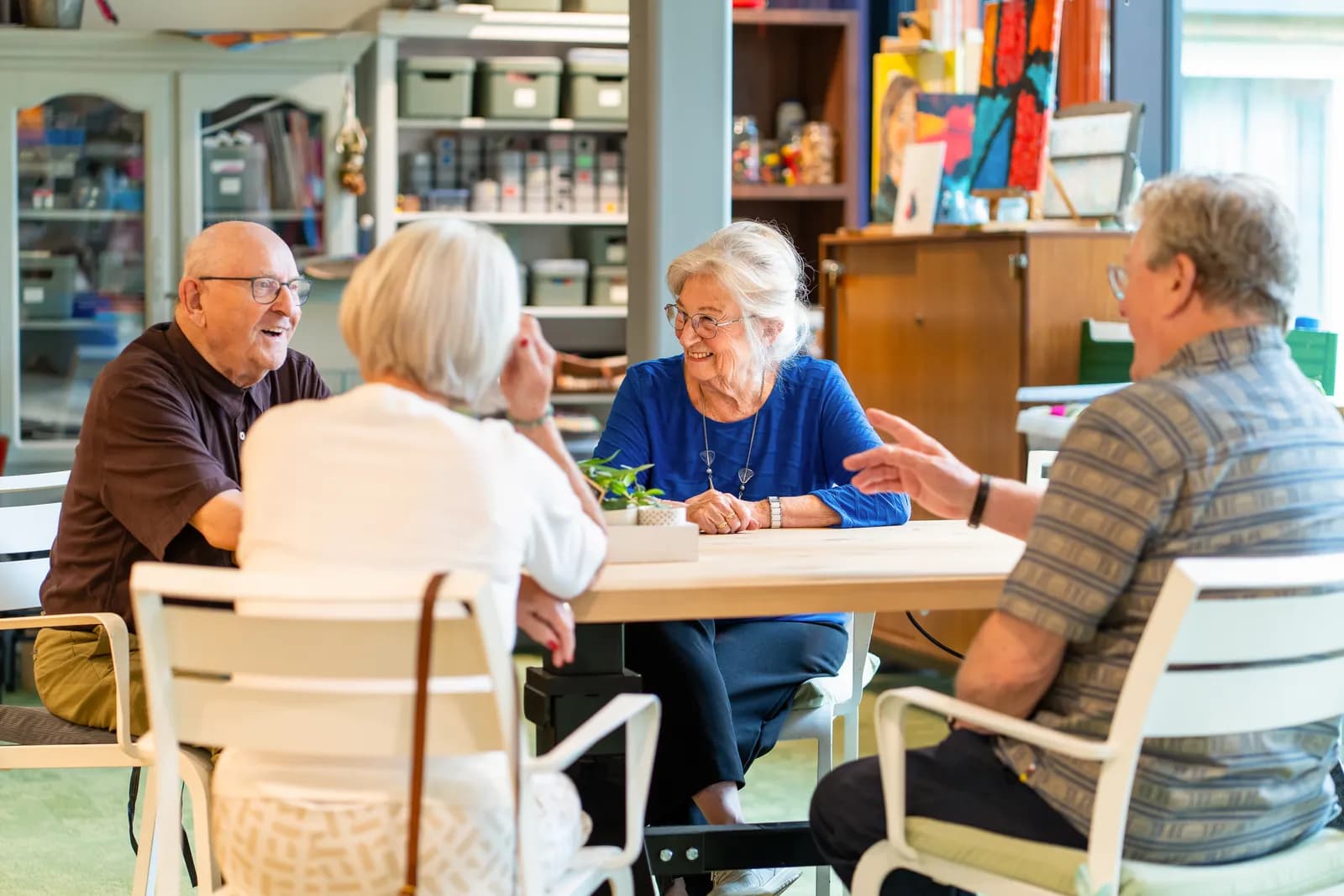 Groepje ouderen pratend