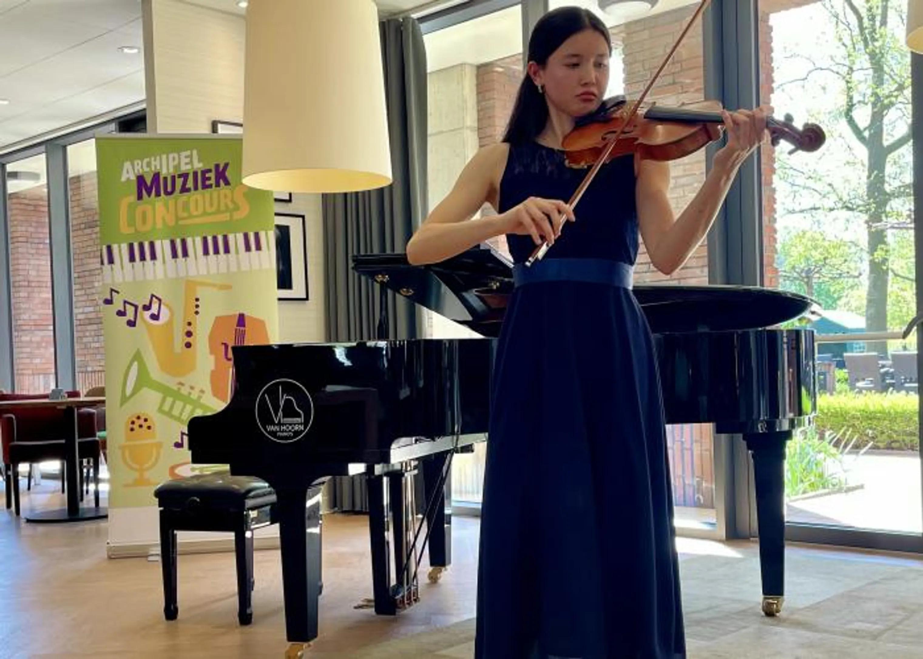 De jonge deelnemers lieten hun talent horen in een breed scala aan muziekstukken. Daarbij kwamen verschillende instrumenten voorbij, waaronder viool, piano, trompet, trombone, alt-saxofoon, harp, contrabas, hoorn en cello. Het publiek genoot zichtbaar van de muzikale afwisseling en het enthousiasme waarmee er gespeeld werd.