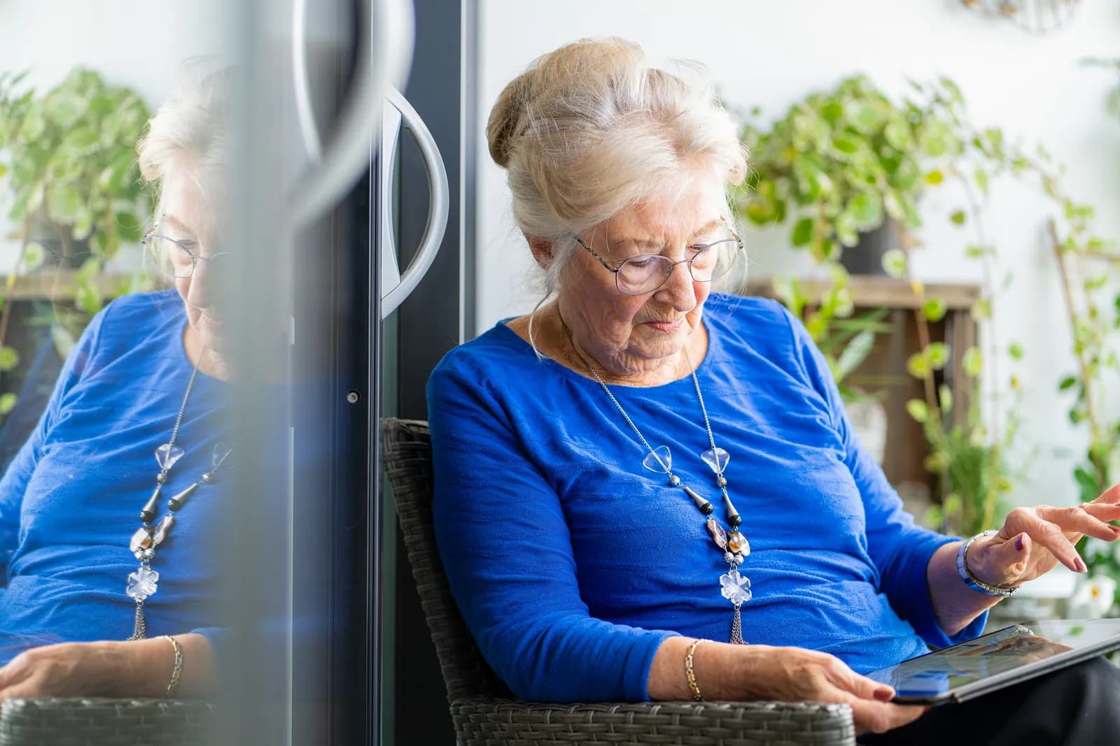 Mevrouw van Binsbergen bij haar brievenbus