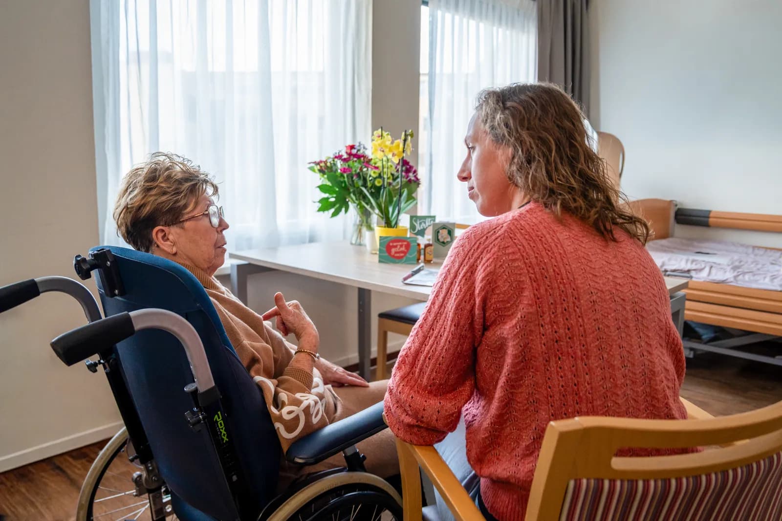Arts in gesprek met cliënt
