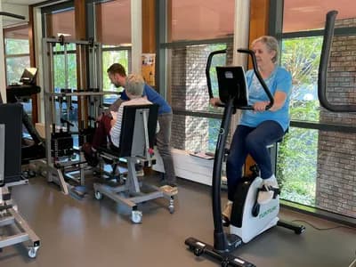 Fitnessruimte waar mensen actief aan het sporten zijn