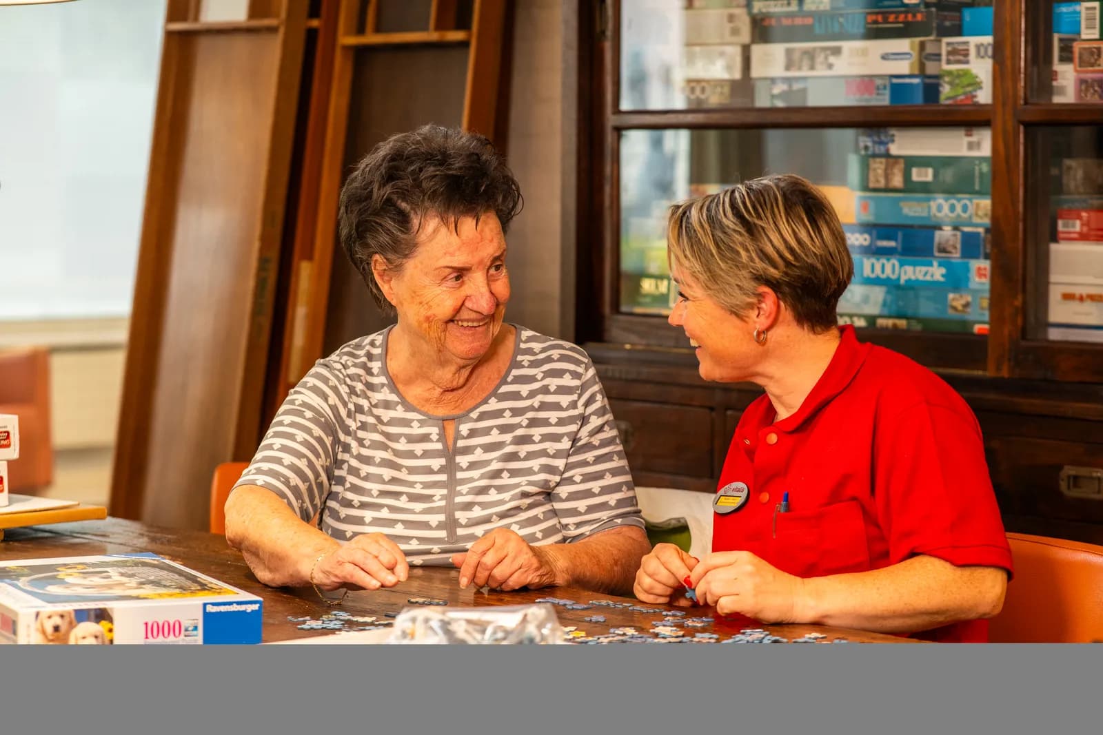 Bewoner speelt spelletje met medewerker